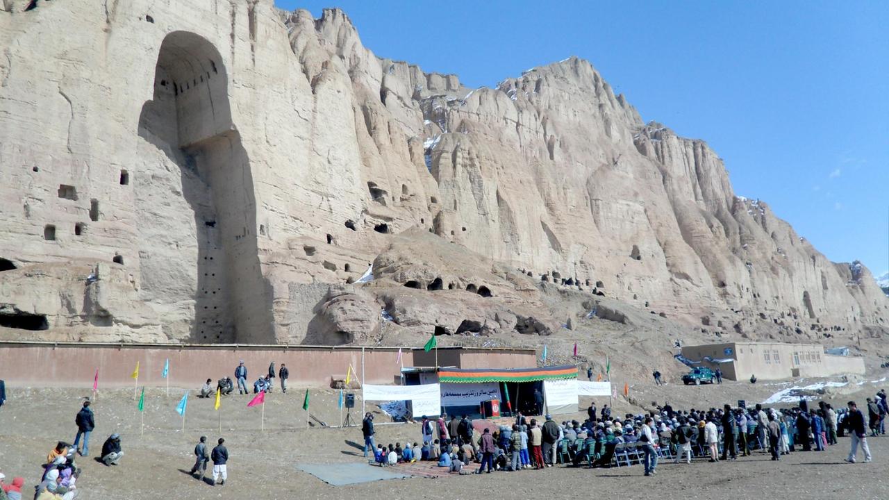 Die leere Felsennische der zerstörten Buddha-Statue im afghanischen Bamian Die leere Felsennische der zerstörten Buddha-Statue im afghanischen Bamian