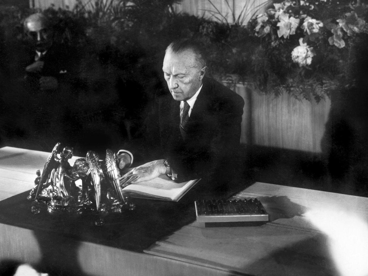 Konrad Adenauer bei der Unterzeichnung des Grundgesetzes am 23. Mai 1949. Konrad Adenauer bei der Unterzeichnung des Grundgesetzes am 23. Mai 1949.