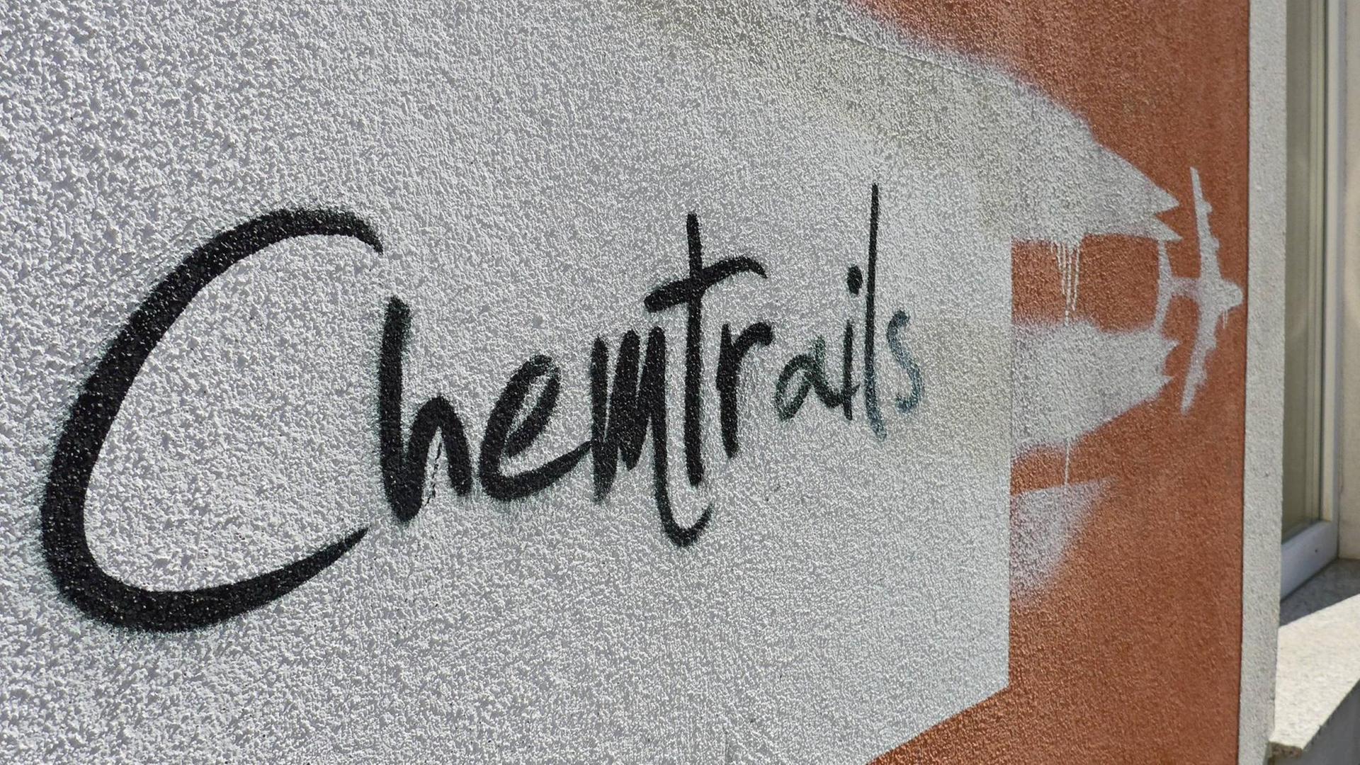 Graffiti an einer Hauswand in Villach (Kärnten / Österreich). Es zeigt ein Düsenflugzeug mit Kondensstreifen sowie das Wort Chemtrails, ein Kunstbegriff aus den Wörtern Chemie oder Chemikalien sowie Contrails (englisch für Kondensstreifen) oder Trails (Spuren). Graffiti an einer Hauswand in Villach (Kärnten / Österreich). Es zeigt ein Düsenflugzeug mit Kondensstreifen sowie das Wort Chemtrails, ein Kunstbegriff aus den Wörtern Chemie oder Chemikalien sowie Contrails (englisch für Kondensstreifen) oder Trails (Spuren).