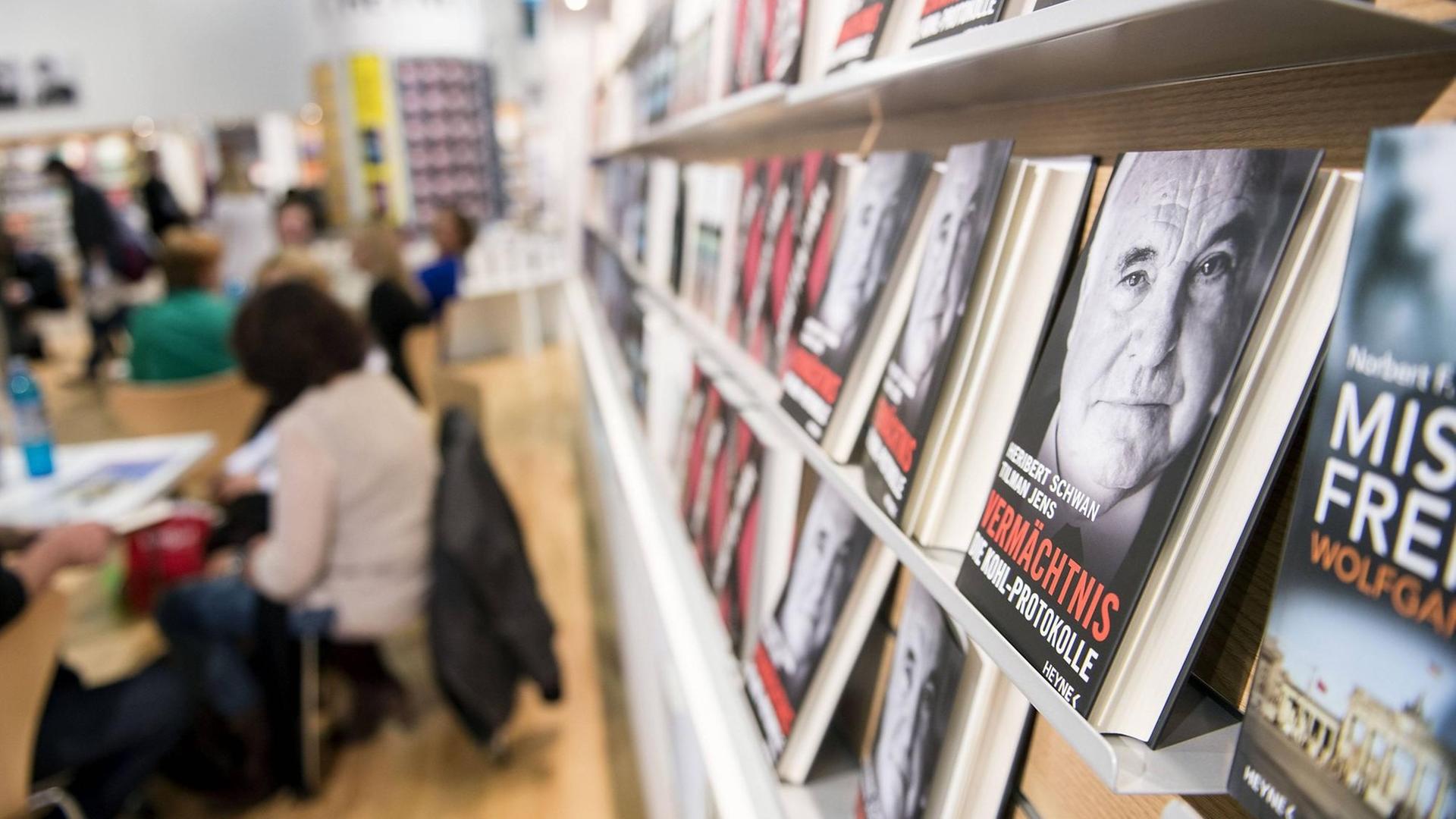 Das Buch "Kohl-Protokolle" von Heribert Schwan und Tilman Jens in einer Buchhandlung Das Buch "Kohl-Protokolle" von Heribert Schwan und Tilman Jens in einer Buchhandlung
