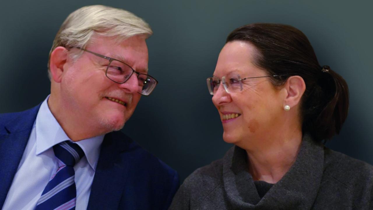 Ein Paar lächelt sich an Ein Paar lächelt sich an
