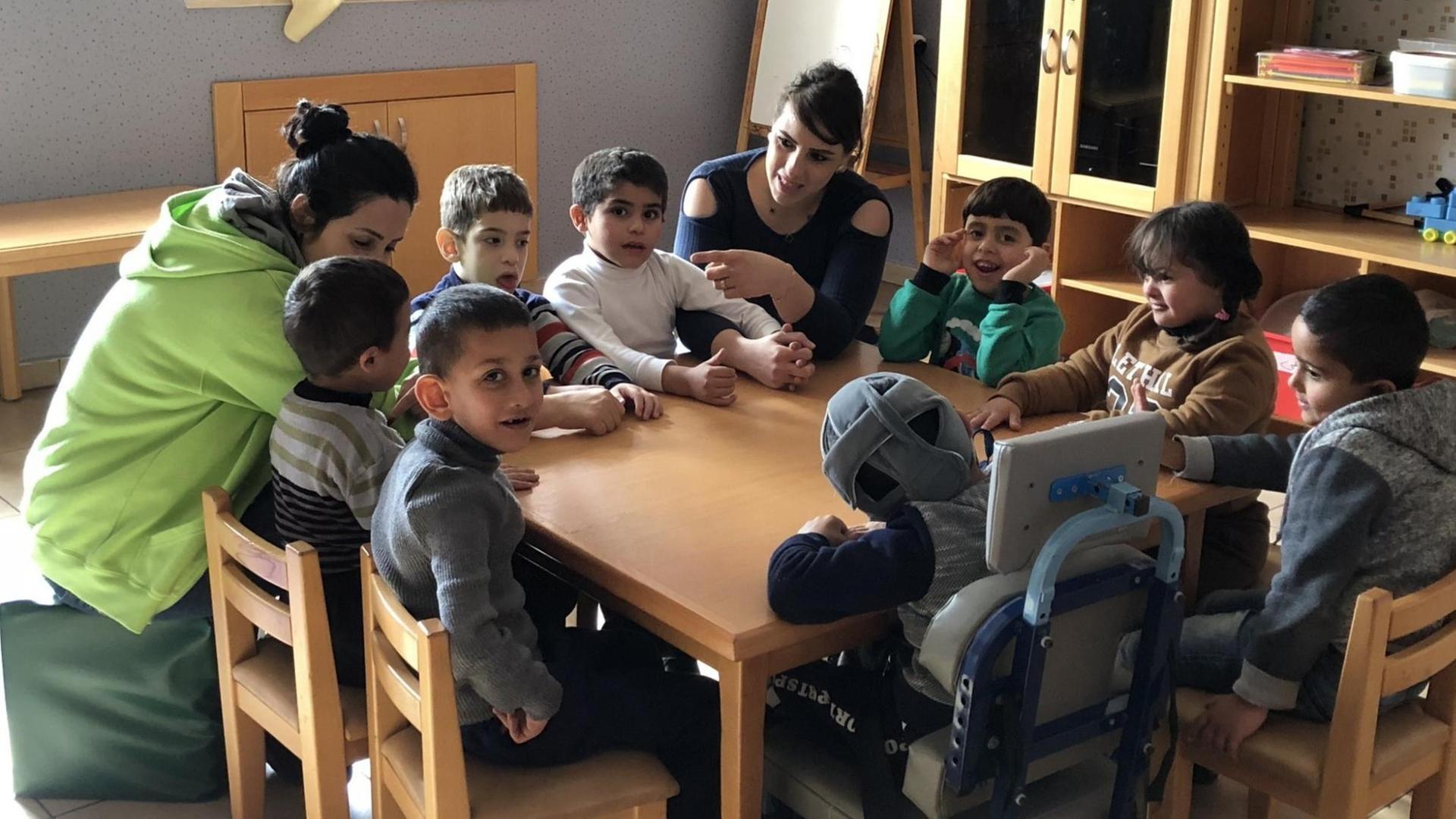 Behinderte, palästinensische Kindern besuchen die Kindergartengruppe des Projekts Lifegate im palästinensischen Westjordanland. Behinderte, palästinensische Kindern besuchen die Kindergartengruppe des Projekts Lifegate im palästinensischen Westjordanland.