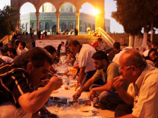 Muslime in Palästina beim abendlichen Fastenbrechen im Ramadan