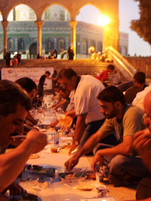 Muslime in Palästina beim abendlichen Fastenbrechen im Ramadan