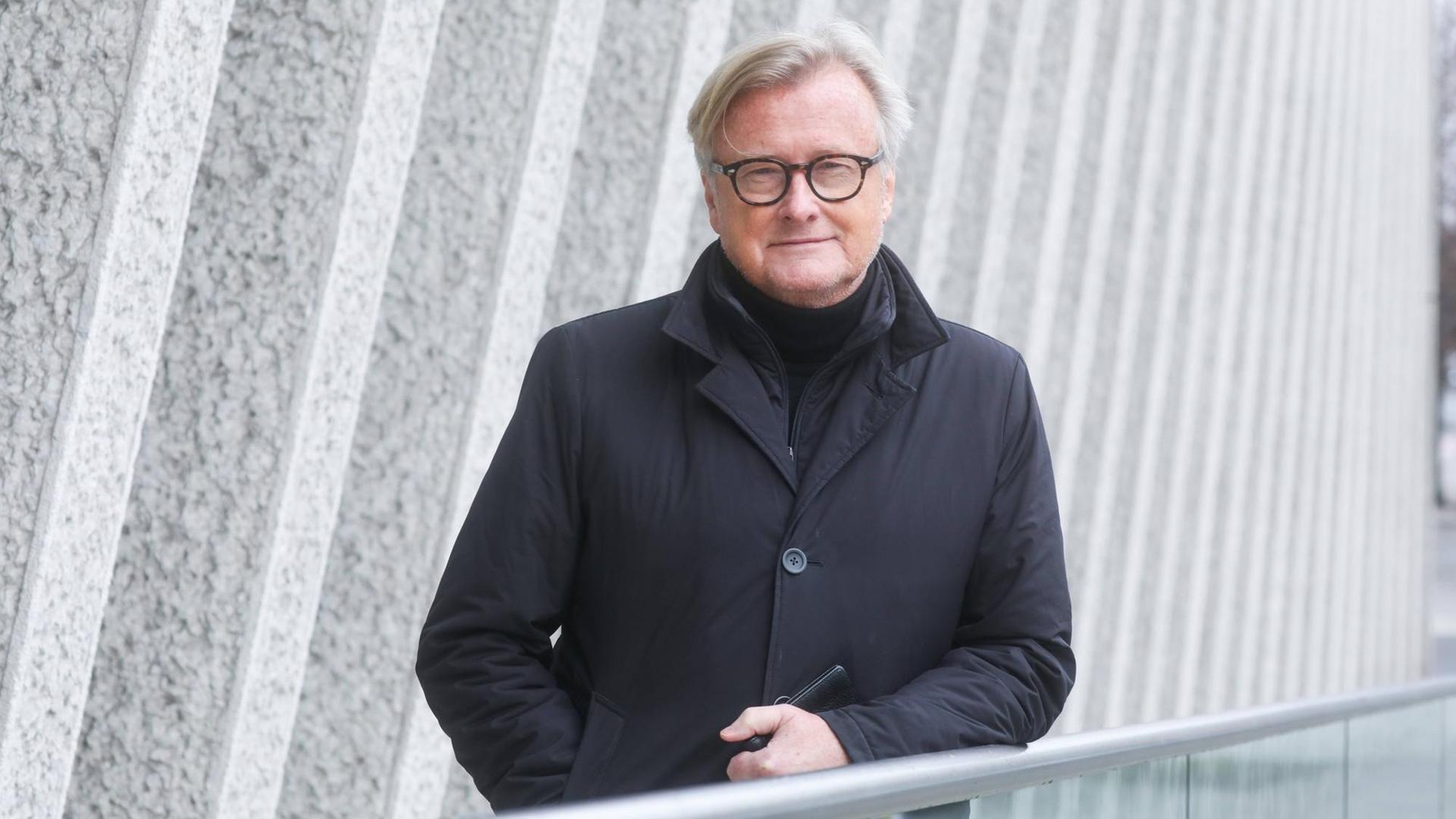 Hans-Ulrich Jörges steht vor einer Wand in Berlin. Hans-Ulrich Jörges steht vor einer Wand in Berlin.