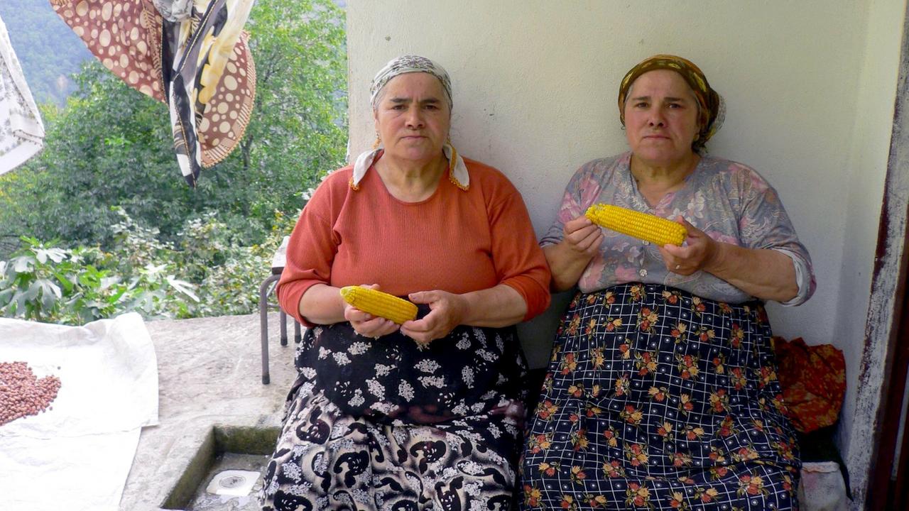 Die Tanten vom Schwarzen Meer.
Feature Fr, 05.07.2019 - 20:10 Uhr
Die schießenden Tanten vom Schwarzen Meer
Ein Porträt der türkischen Schwestern Egü und Ere
Von Oya Erdoğan
Regie: Oya Erdoğan und Leopold von Verschuer
Produktion: Dlf 2019 Die Tanten vom Schwarzen Meer.
Feature Fr, 05.07.2019 - 20:10 Uhr
Die schießenden Tanten vom Schwarzen Meer
Ein Porträt der türkischen Schwestern Egü und Ere
Von Oya Erdoğan
Regie: Oya Erdoğan und Leopold von Verschuer
Produktion: Dlf 2019