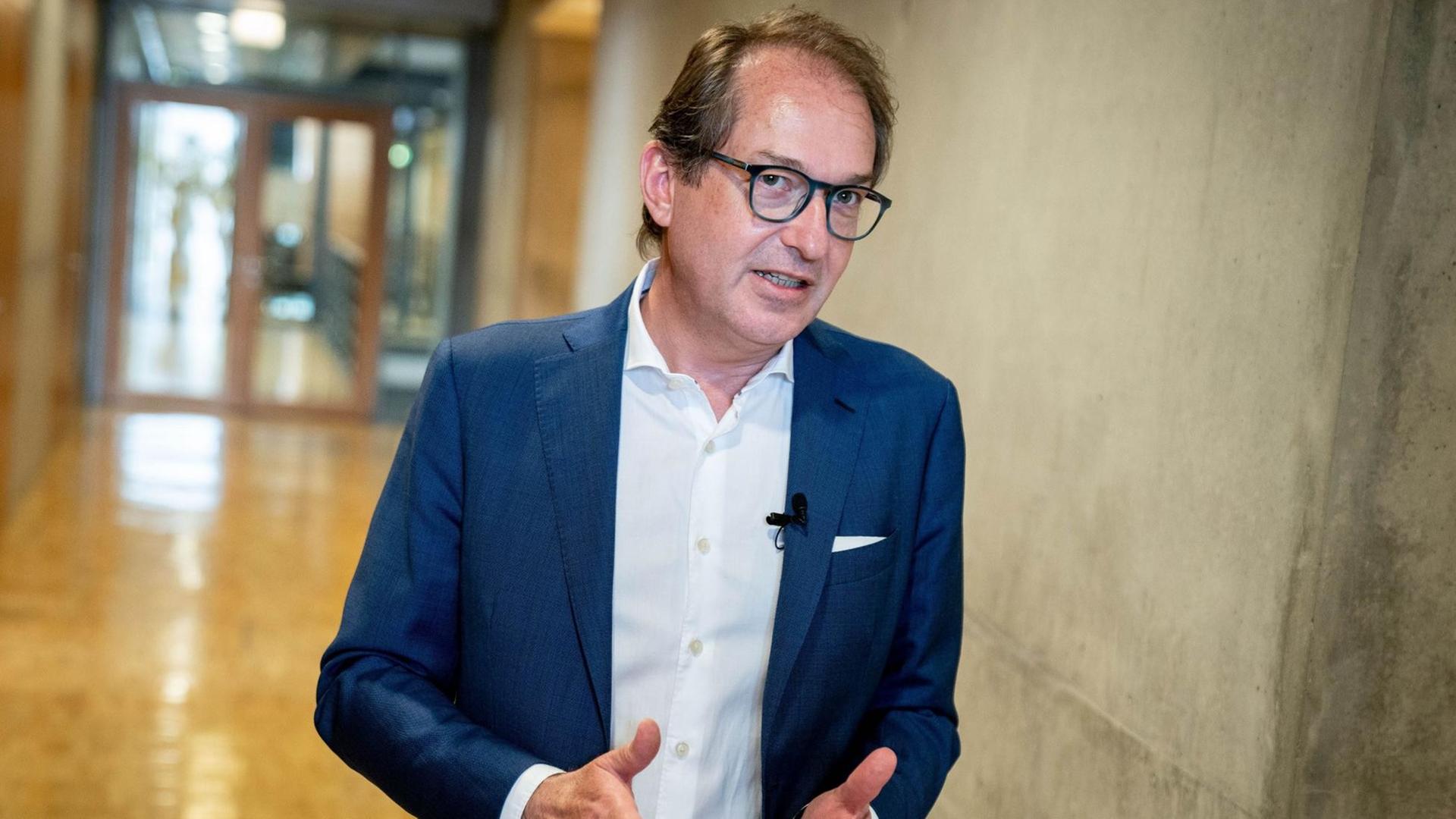 Alexander Dobrindt, CSU-Landesgruppenchef, im Gespräch mit einem Journalisten. Alexander Dobrindt, CSU-Landesgruppenchef, im Gespräch mit einem Journalisten.