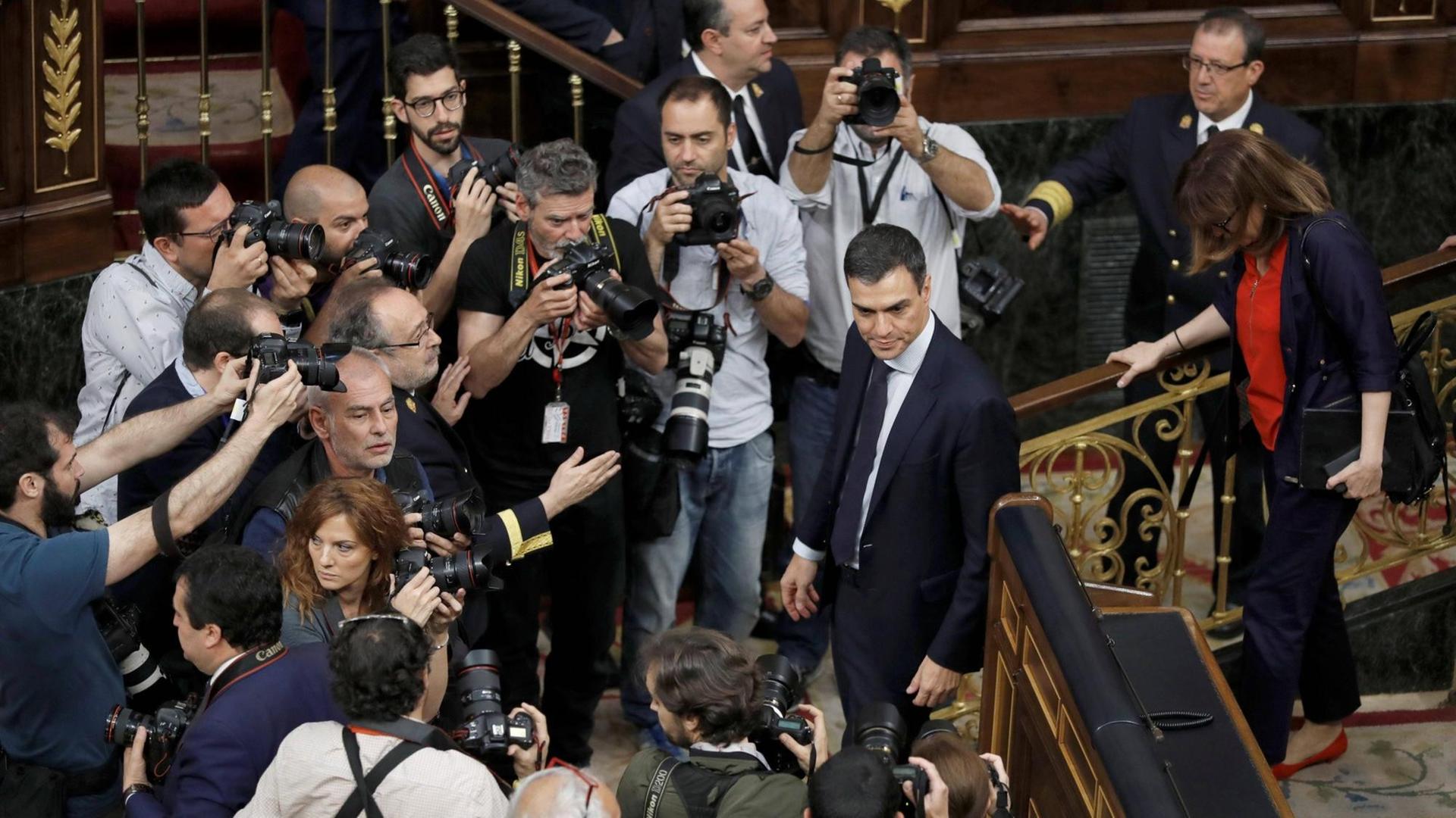 Der Führer der spanischen Sozialisten, (PSOE), Pedro Sanchez, stellt sich nach dem Sieg im Misstrauensvotum gegen Ministerpräsident Mariano Rajoy im spanischen Parlament den Fotografen. Der Führer der spanischen Sozialisten, (PSOE), Pedro Sanchez, stellt sich nach dem Sieg im Misstrauensvotum gegen Ministerpräsident Mariano Rajoy im spanischen Parlament den Fotografen.