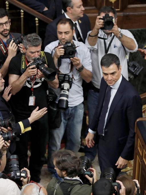 Der Führer der spanischen Sozialisten, (PSOE), Pedro Sanchez, stellt sich nach dem Sieg im Misstrauensvotum gegen Ministerpräsident Mariano Rajoy im spanischen Parlament den Fotografen.