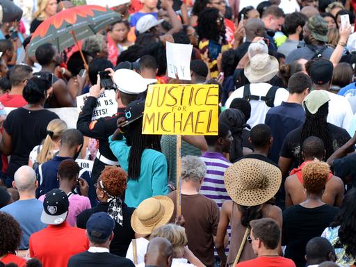 Protestzug von Studenten durch Ferguson, Missouri, nachdem ein Polizist einen Studenten erschossen hat