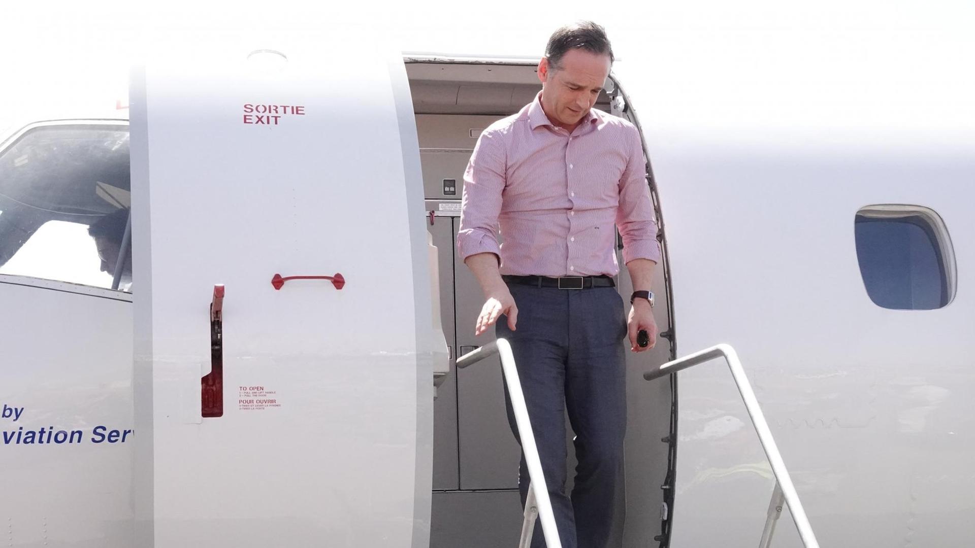 Außenminister Heiko Maas steigt beim Besuch des Militärlagers "Camp Castor" in Mali aus dem Flugzeug. Außenminister Heiko Maas steigt beim Besuch des Militärlagers "Camp Castor" in Mali aus dem Flugzeug.