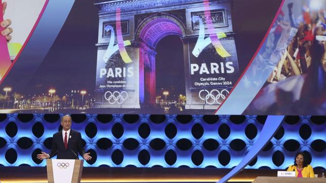 Das Bild zeigt im Hintergrund den Triumphbogen in Paris. Vorne redet der Vorsitzende des französischen Nationalen Olympischen Komitees (CNOSF), Denis Masseglia am 13.09.2017 auf der IOC-Vollversammlung in Lima (Peru).