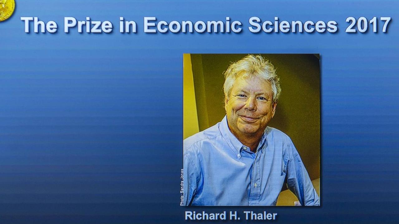 Ein Foto von Richard H. Thaler wiedergegeben auf einem Monitor Ein Foto von Richard H. Thaler wiedergegeben auf einem Monitor