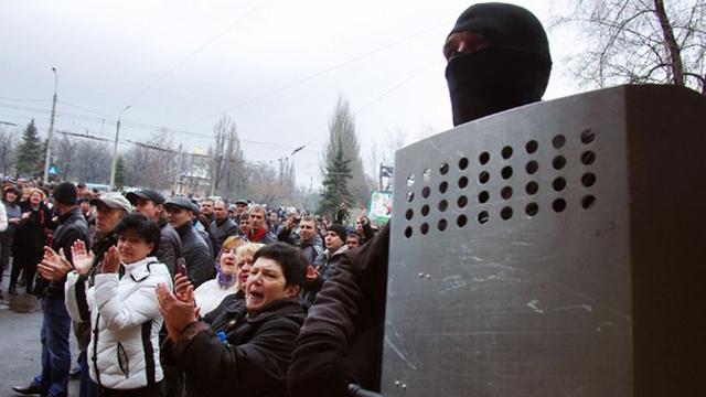 Menschen applaudieren Separatisten, die das Polizei-Hauptquartier in der ostukrainischen Stadt Horliwka angegriffen haben.