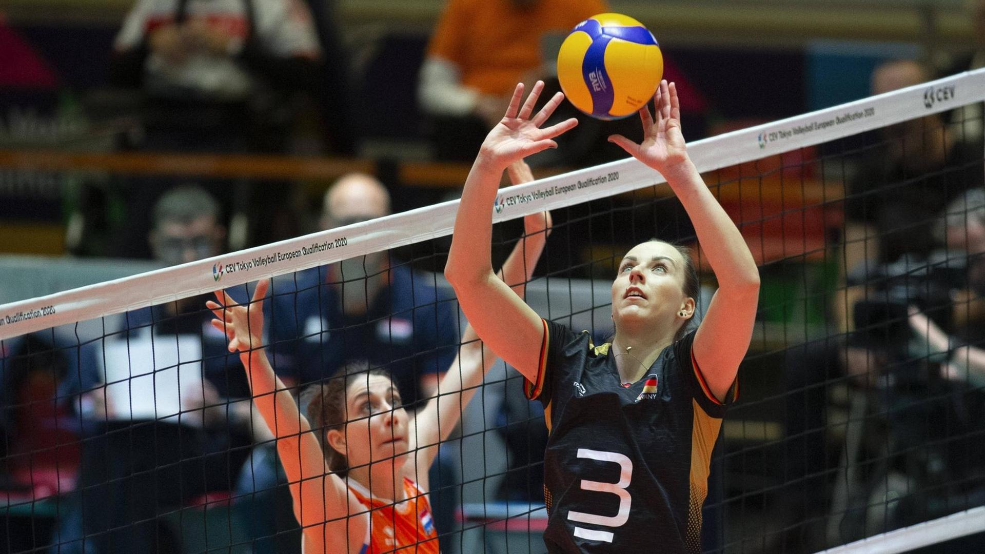 Denise Hanke springt am Netz hoch und pritscht den Ball. Denise Hanke springt am Netz hoch und pritscht den Ball.