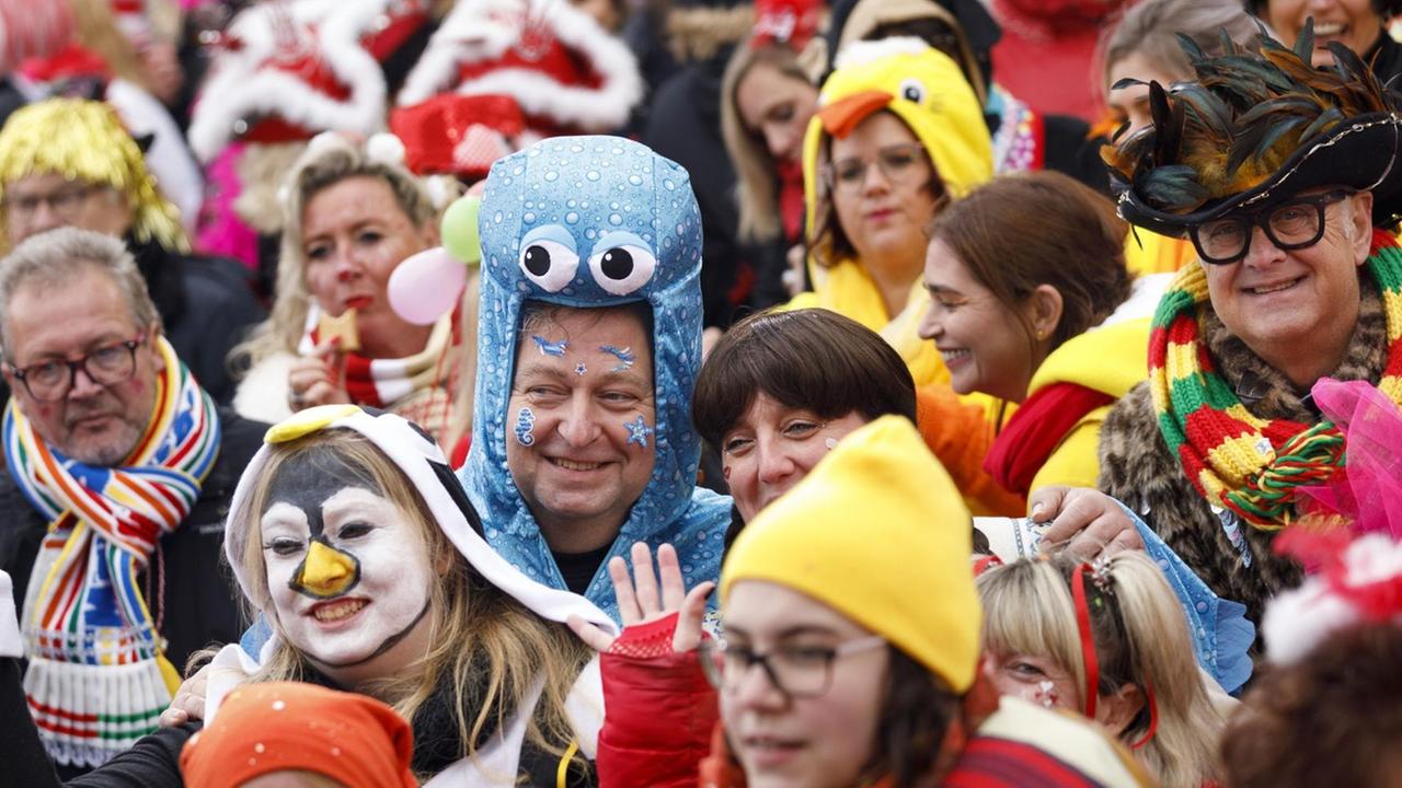 Karnevalisten in Kostümen und Masken Karnevalisten in Kostümen und Masken