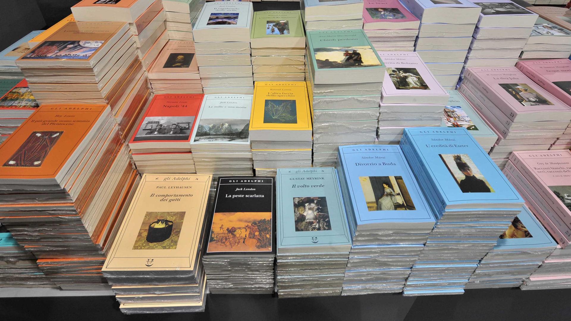 Neue Bücher werden auf Italiens größter Buchmesse in Turin präsentiert. Neue Bücher werden auf Italiens größter Buchmesse in Turin präsentiert.
