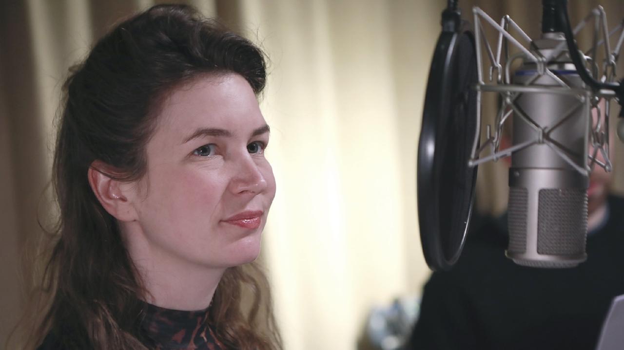 Die Schauspielerin Laura Eichten am Mikrofon während der Studioaufnahmen; Porträtaufnahme Die Schauspielerin Laura Eichten am Mikrofon während der Studioaufnahmen; Porträtaufnahme
