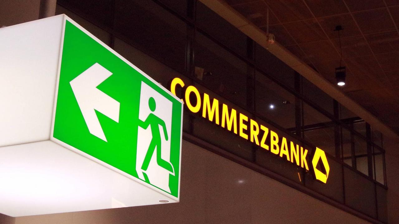 Notausgang und Fluchtweg Piktogramm vor Logo und Schriftzug Commerzbank vor der Filiale im Flughafen Frankfurt, Hessen, Deutschland *** Emergency exit and escape route Pictogram in front of logo and lettering Commerzbank in front of branch at Frankfurt Airport, Hesse, Germany Notausgang und Fluchtweg Piktogramm vor Logo und Schriftzug Commerzbank vor der Filiale im Flughafen Frankfurt, Hessen, Deutschland *** Emergency exit and escape route Pictogram in front of logo and lettering Commerzbank in front of branch at Frankfurt Airport, Hesse, Germany