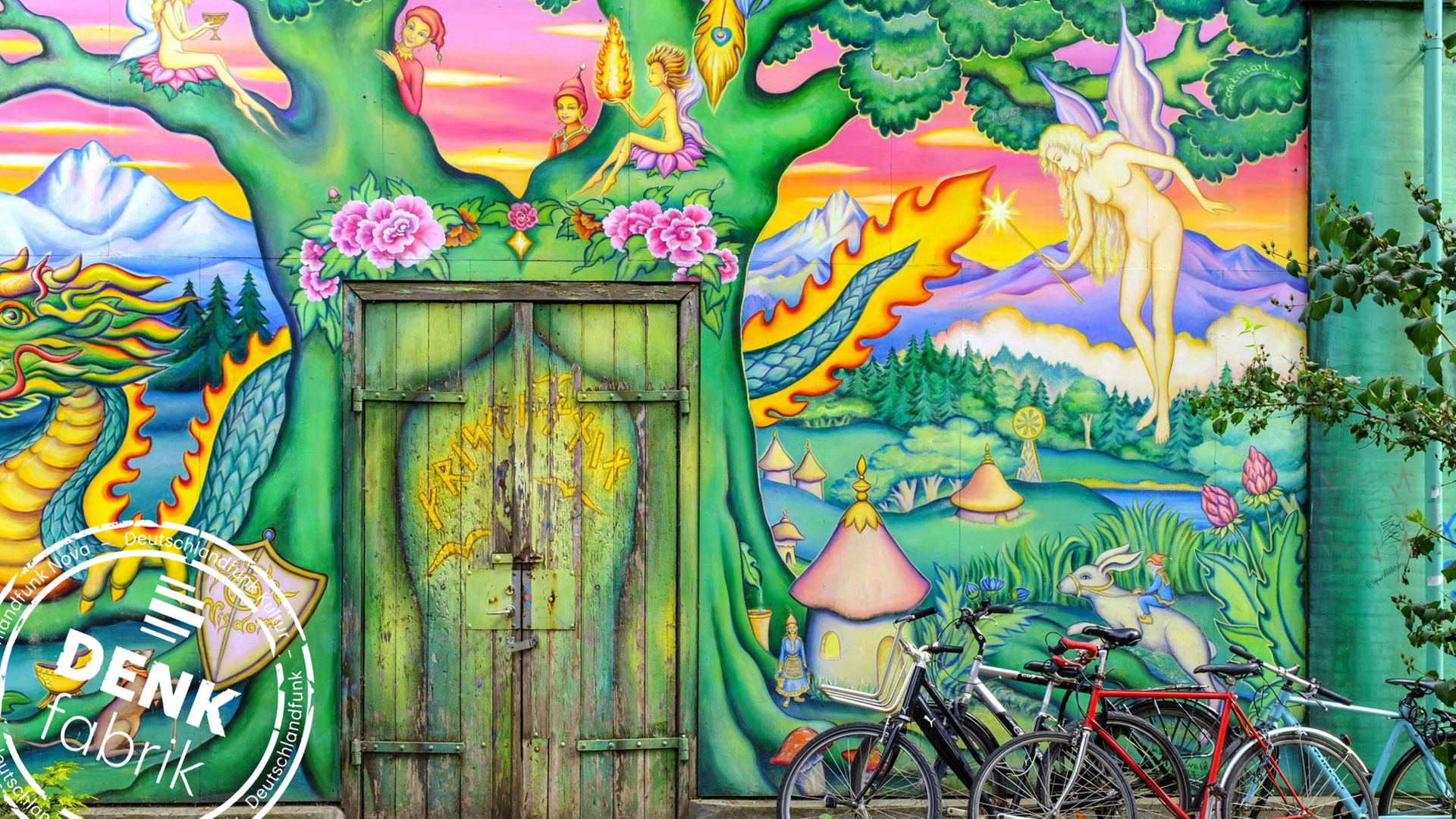 Fahrräder stehen vor einem riesigen bunten Graffiti an einer Hauswand in der alternativen Wohnsiedlung "Freistadt Christiania" in Dänemarks Hauptstadt Kopenhagen Fahrräder stehen vor einem riesigen bunten Graffiti an einer Hauswand in der alternativen Wohnsiedlung "Freistadt Christiania" in Dänemarks Hauptstadt Kopenhagen