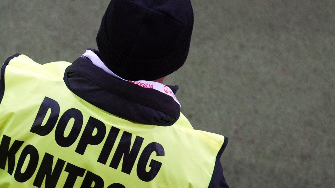 Ein Doping Kontrolleur steht am 07.02.105 Spielfeldrand während des Spiels Dynamo Dresden - Rot-Weiß Erfurt im Dynamo Stadion in Dresden (Sachsen). Ein Doping Kontrolleur steht am 07.02.105 Spielfeldrand während des Spiels Dynamo Dresden - Rot-Weiß Erfurt im Dynamo Stadion in Dresden (Sachsen).