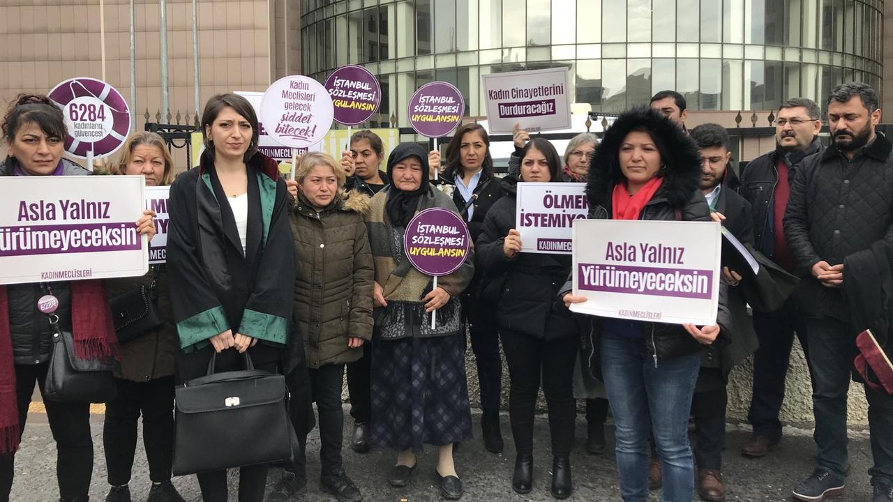 Frauen der türkischen Initiative "Wir stoppen Frauenmorde" demonstrieren vor einem Gerichtsgebäude Frauen der türkischen Initiative "Wir stoppen Frauenmorde" demonstrieren vor einem Gerichtsgebäude