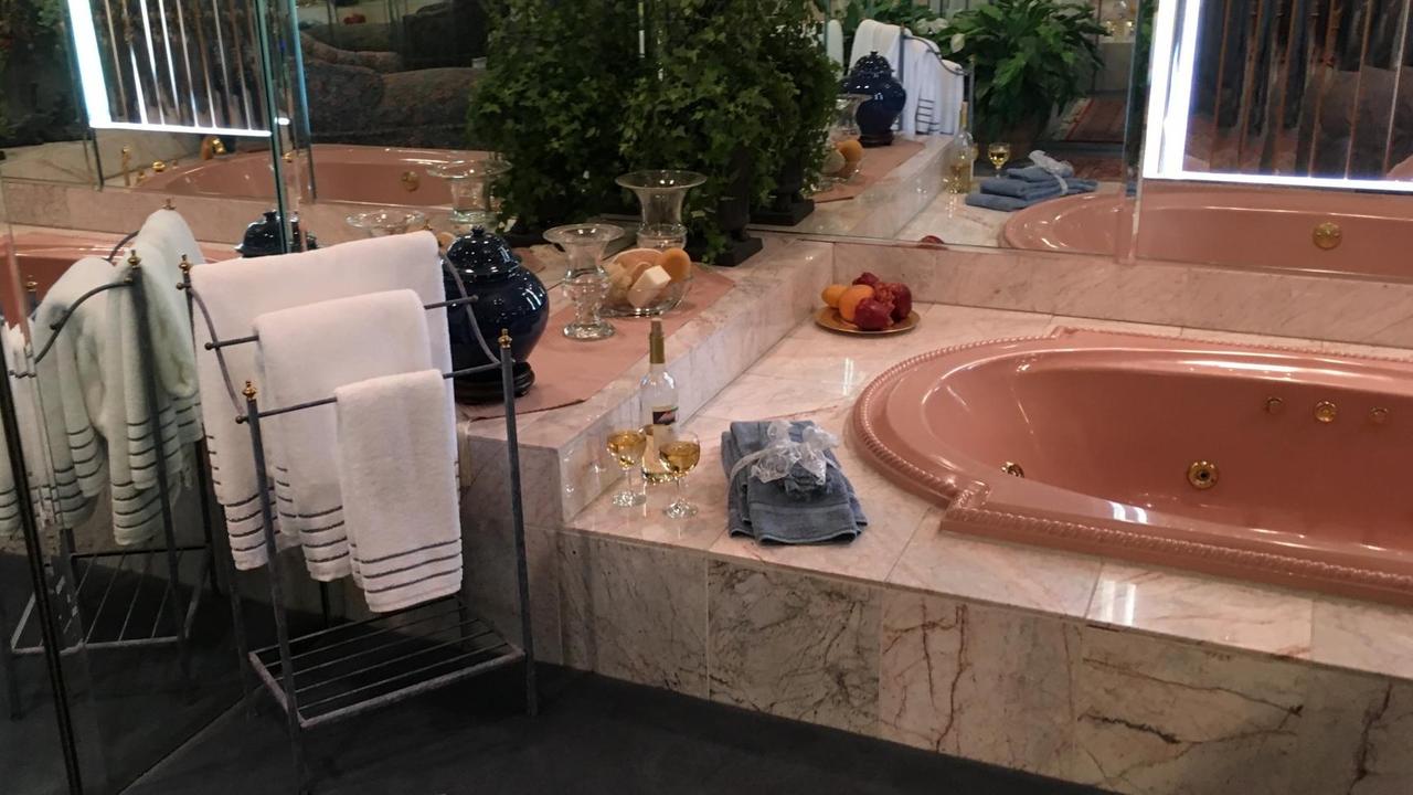 Das Badezimmer von Sue Ellen mit viel Marmor und Spiegeln Das Badezimmer von Sue Ellen mit viel Marmor und Spiegeln