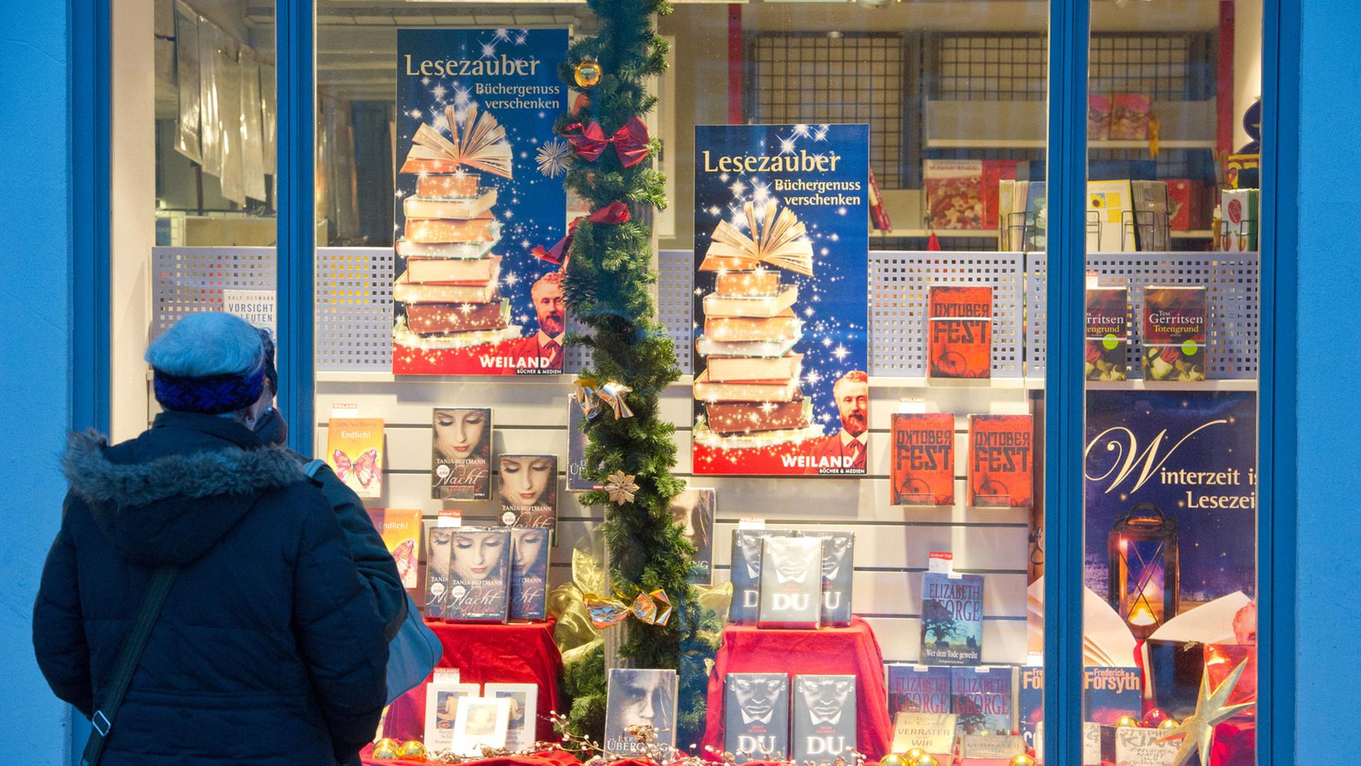 Bücher stehen im Schaufenster der Buchhandlung "Weiland", in der Altstadt von Stralsund. Zwischen all den zahlreichen Weihnachtsklassikern in den Buchhandlungen wartet neuer Lesestoff zum Fest der Feste. Bücher stehen im Schaufenster der Buchhandlung "Weiland", in der Altstadt von Stralsund. Zwischen all den zahlreichen Weihnachtsklassikern in den Buchhandlungen wartet neuer Lesestoff zum Fest der Feste.