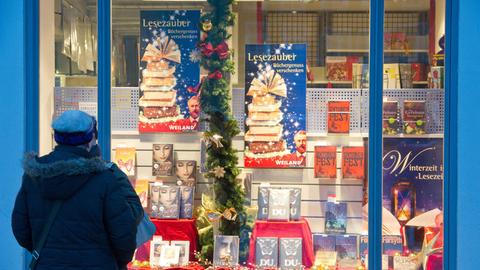Bücher stehen im Schaufenster der Buchhandlung "Weiland", in der Altstadt von Stralsund. Zwischen all den zahlreichen Weihnachtsklassikern in den Buchhandlungen wartet neuer Lesestoff zum Fest der Feste.