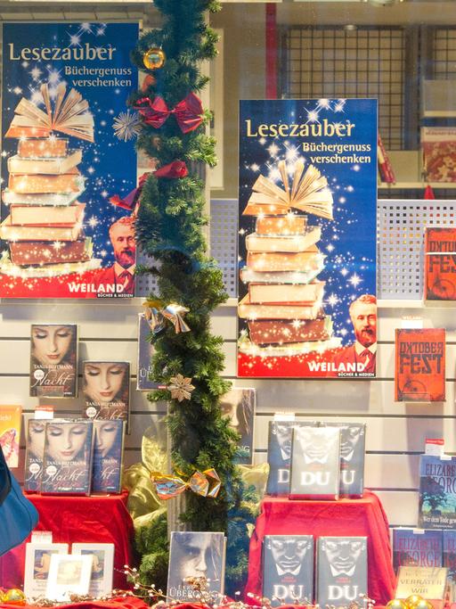 Bücher stehen im Schaufenster der Buchhandlung "Weiland", in der Altstadt von Stralsund. Zwischen all den zahlreichen Weihnachtsklassikern in den Buchhandlungen wartet neuer Lesestoff zum Fest der Feste.