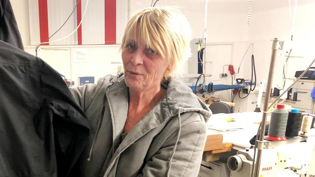Gabriele Götze, Inhaberin der Wattana GmbH, trägt die als "Graue Maus" in der DDR bekannte Wattejacke Gabriele Götze, Inhaberin der Wattana GmbH, trägt die als "Graue Maus" in der DDR bekannte Wattejacke