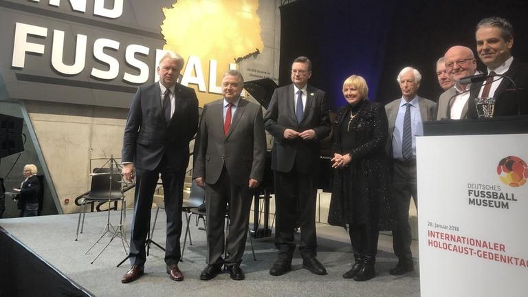 Israels Botschafter in Deutschland, Jeremy Issacharoff, die stellvertrendende Bundestagspräsidentin Claudia Roth (Grüne), Dortmunds Oberbürgermeister Ullrich Sierau und DFB-Präsident Reinhard Grindel bei der Holocaust-Gedenkveranstaltung im Dortmunder Fußballmuseum Israels Botschafter in Deutschland, Jeremy Issacharoff, die stellvertrendende Bundestagspräsidentin Claudia Roth (Grüne), Dortmunds Oberbürgermeister Ullrich Sierau und DFB-Präsident Reinhard Grindel bei der Holocaust-Gedenkveranstaltung im Dortmunder Fußballmuseum