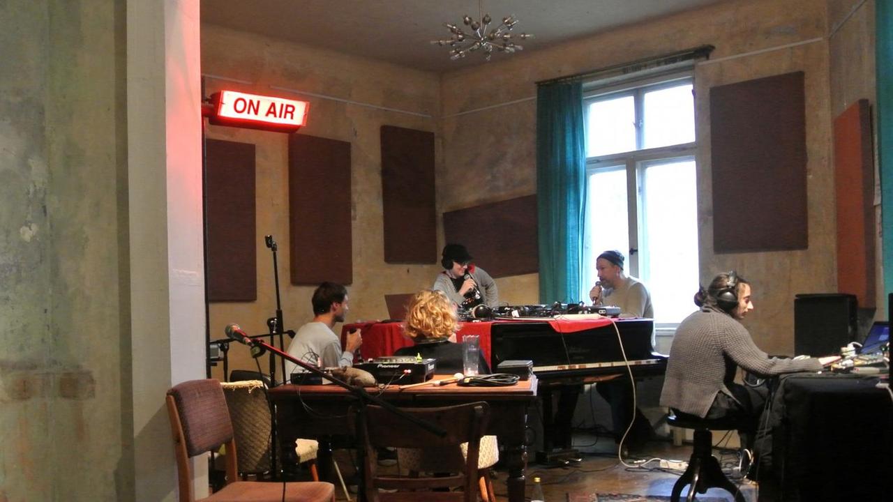 Blick in das für vier Tage aufgebaute offene Radiostudio des Seanaps-Festival