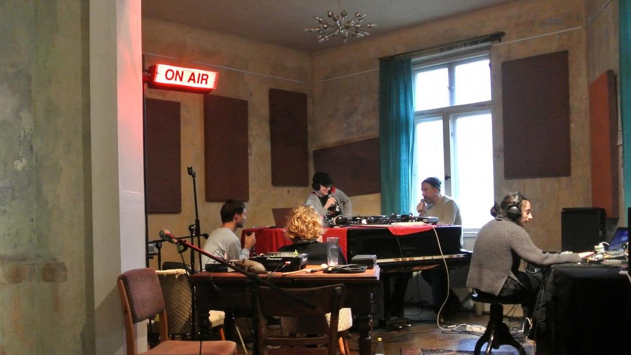 Blick in das für vier Tage aufgebaute offene Radiostudio des Seanaps-Festival Blick in das für vier Tage aufgebaute offene Radiostudio des Seanaps-Festival