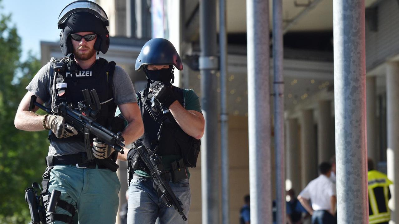 Beamte eines Spezialeinsatzkommandos der Polizei (SEK) verlassen das Kinopolis-Kinocenter in Viernheim (Hessen). Beamte eines Spezialeinsatzkommandos der Polizei (SEK) verlassen das Kinopolis-Kinocenter in Viernheim (Hessen).