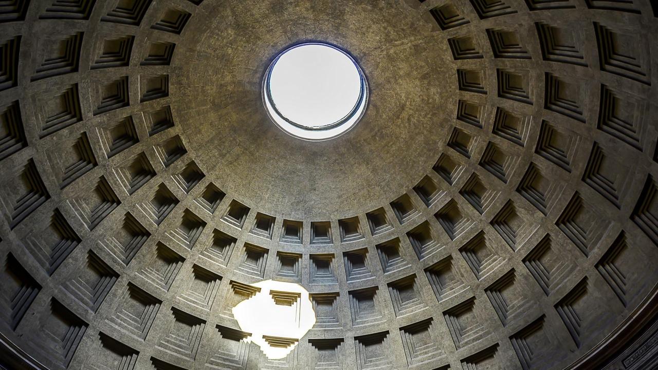 Blick in die Kuppel des 125-128 n.Chr. fertiggestellten Pantheons in Rom - das Bauwerk wurde 609 in eine christliche Kirche umgewandelt. Die tragenden Wände bestehen aus "Opus caementicium", dem römischen Beton. Beim Bau der Kuppel wurde Tuff- und Bimsstein vermischt, auch die architektonische Lösung trägt zur Gewichtsersparnis bei.   