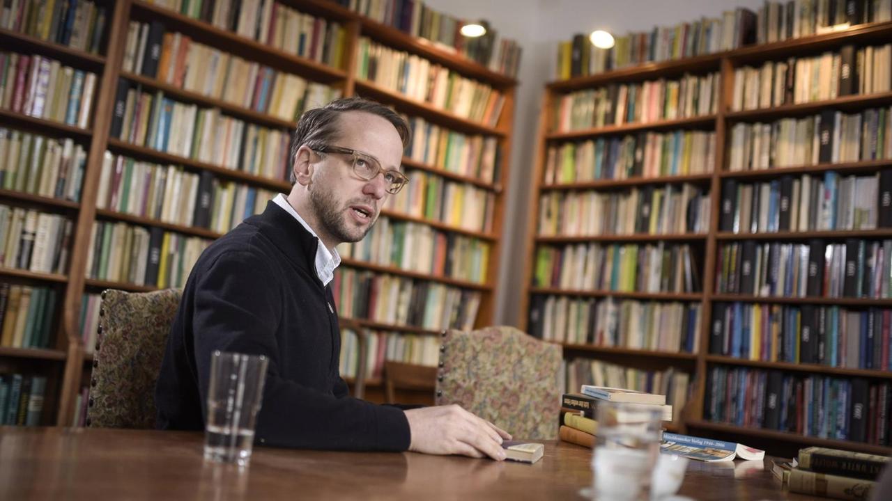 Verlagschef Roman Pliske in der Bibliothek. Fotografiert 2016 anläßlich des 70-jährigen Bestehens des Mitteldeutschen Verlags. Verlagschef Roman Pliske in der Bibliothek. Fotografiert 2016 anläßlich des 70-jährigen Bestehens des Mitteldeutschen Verlags.