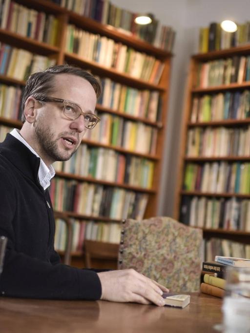 Verlagschef Roman Pliske in der Bibliothek. Fotografiert 2016 anläßlich des 70-jährigen Bestehens des Mitteldeutschen Verlags.