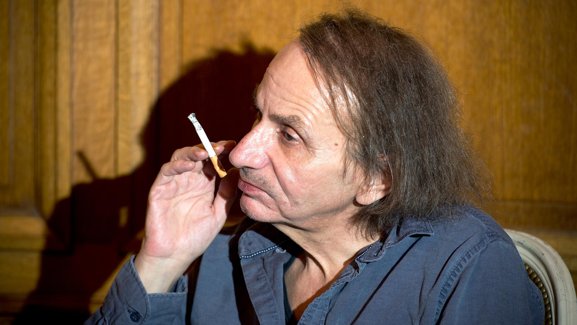 Der französische Autor Michel Houellebecq im November 2014 in einem Pariser Restaurant, eine Zigarette in der Hand. Der französische Autor Michel Houellebecq im November 2014 in einem Pariser Restaurant, eine Zigarette in der Hand.