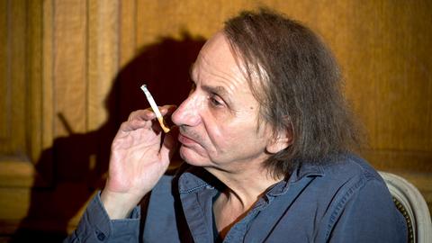 Der französische Autor Michel Houellebecq im November 2014 in einem Pariser Restaurant, eine Zigarette in der Hand.