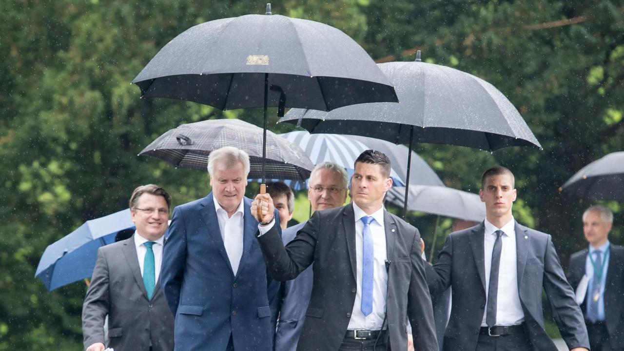 Bayerns Ministerpräsident Horst Seehofer, Justizminister Winfried Bausback und Innenminister Joachim Herrmann bei der Klausurtagung der bayerischen Staatsregierung in St. Quirin Bayerns Ministerpräsident Horst Seehofer, Justizminister Winfried Bausback und Innenminister Joachim Herrmann bei der Klausurtagung der bayerischen Staatsregierung in St. Quirin