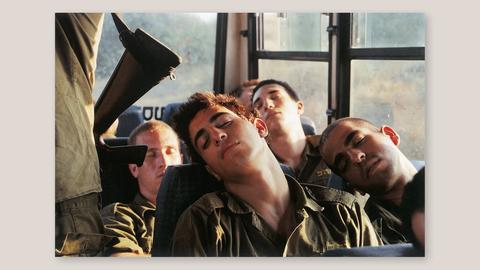 Schlafende Soldaten in einem Buss
