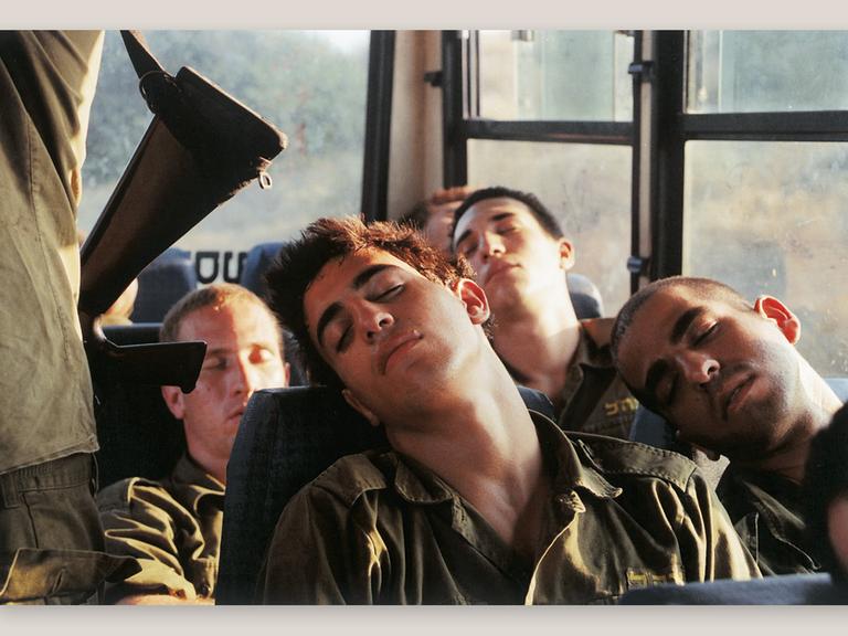 Schlafende Soldaten in einem Buss