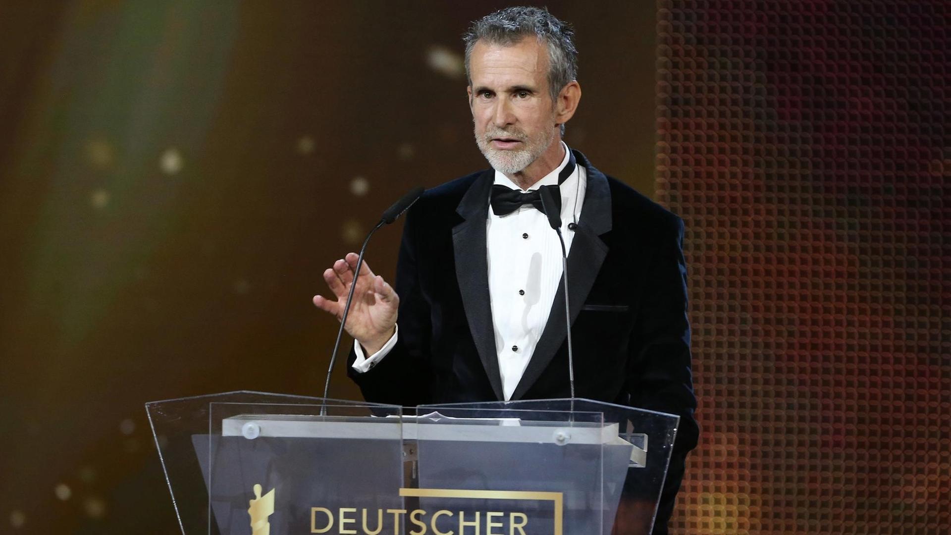 Der Schauspieler Ulrich Matthes steht am 2. Mai 2019 auf der Bühne bei der Verleihung des Deutschen Filmpreises in der Messe und dem Palais am Funkturm in Berlin.