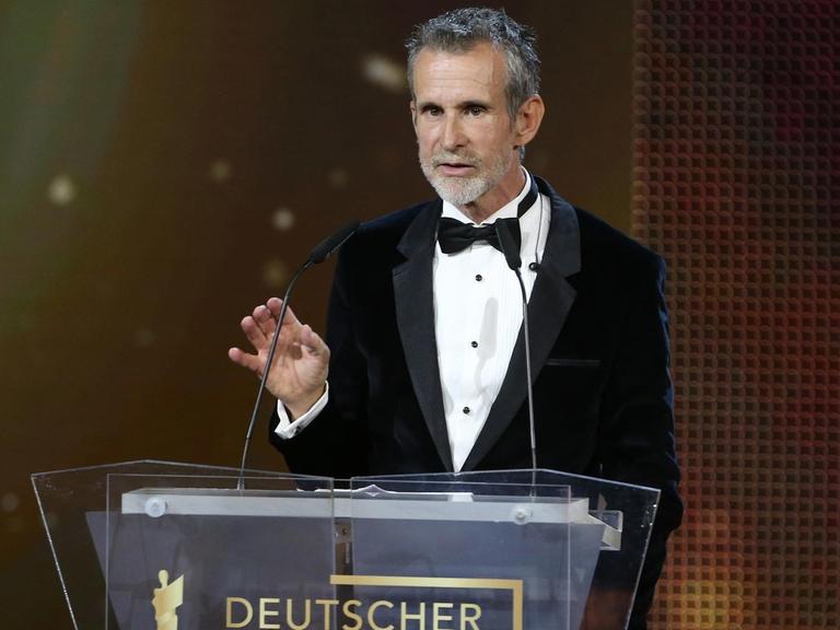 Der Schauspieler Ulrich Matthes steht am 2. Mai 2019 auf der Bühne bei der Verleihung des Deutschen Filmpreises in der Messe und dem Palais am Funkturm in Berlin.