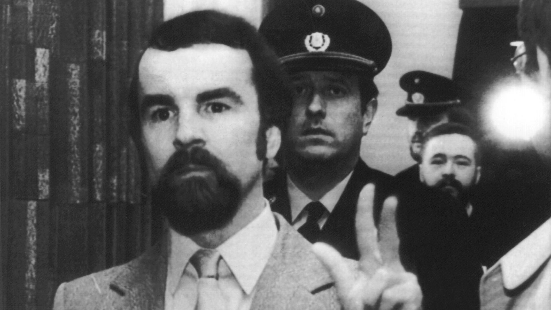 Der Angeklagte Ekkehard Weil (1983) im Gericht mit zum "W" gespreizten Fingern, ein Symbol der rechtsradikalen "Aktion Widerstand". Der Angeklagte Ekkehard Weil (1983) im Gericht mit zum "W" gespreizten Fingern, ein Symbol der rechtsradikalen "Aktion Widerstand".