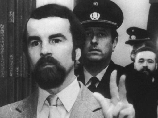 Der Angeklagte Ekkehard Weil (1983) im Gericht mit zum "W" gespreizten Fingern, ein Symbol der rechtsradikalen "Aktion Widerstand".