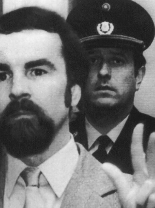 Der Angeklagte Ekkehard Weil (1983) im Gericht mit zum "W" gespreizten Fingern, ein Symbol der rechtsradikalen "Aktion Widerstand".