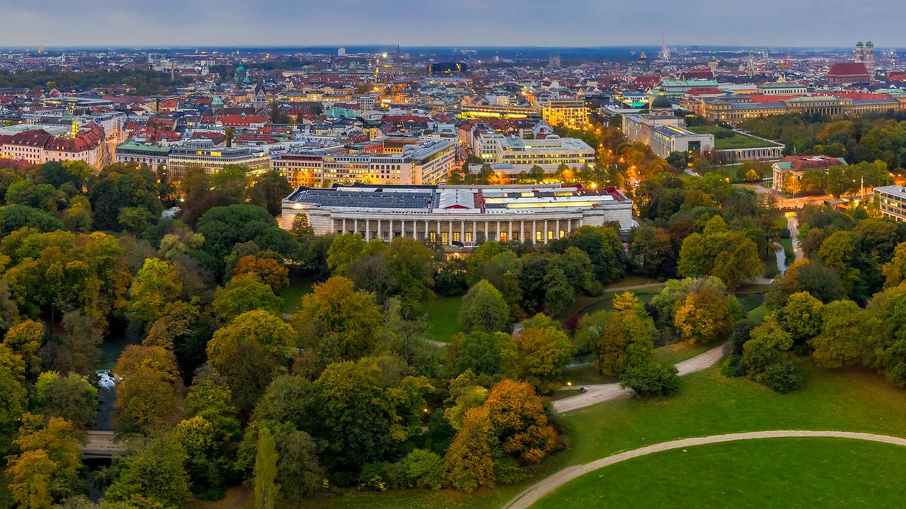 Das Münchner Haus der Kunst im Abendlicht. Das Münchner Haus der Kunst im Abendlicht.