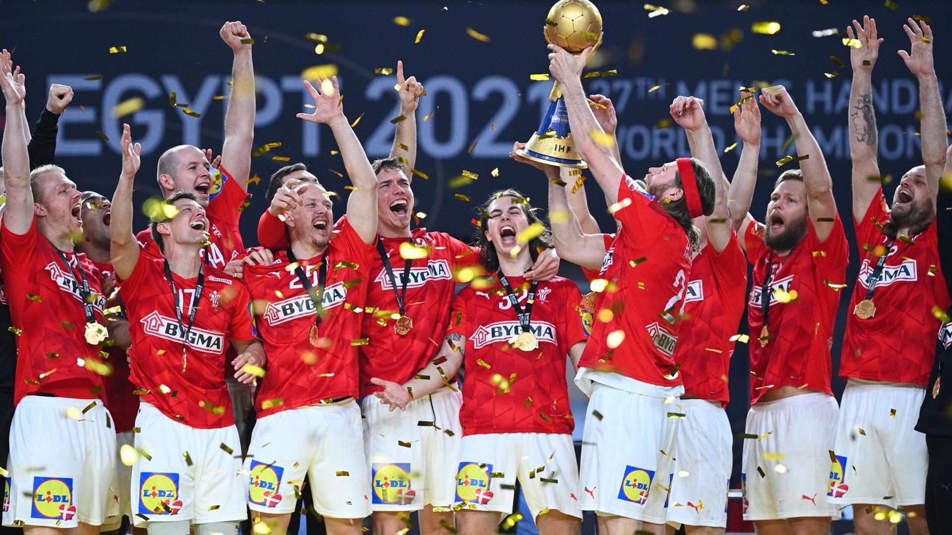 Die Handballer aus Dänemark freuen sich über ihren Erfolg. Die Handballer aus Dänemark freuen sich über ihren Erfolg.